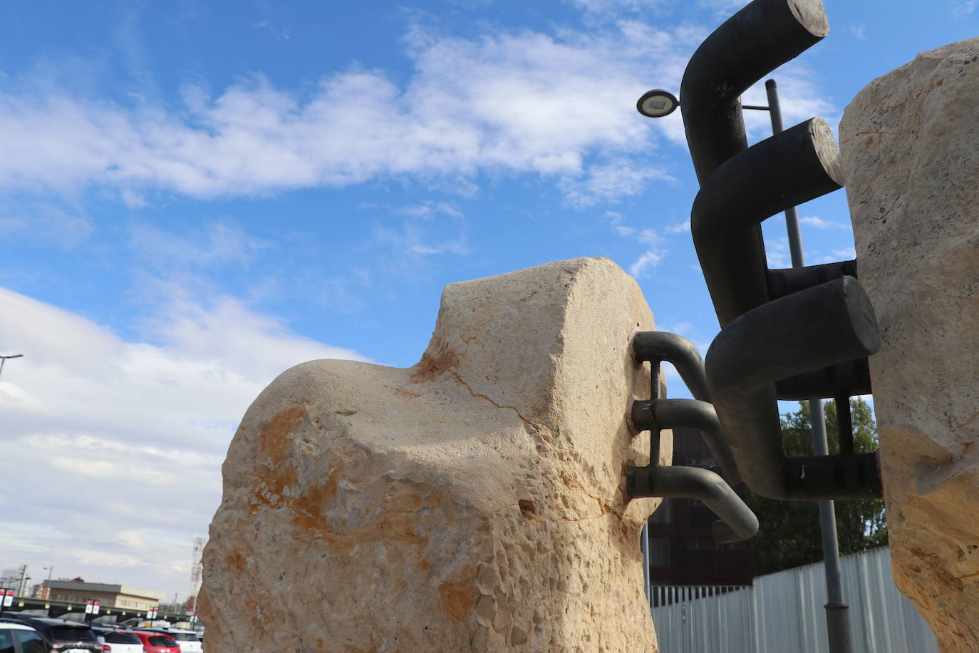 La ampliación de la estación de León se engalana con tres esculturas contemporáneas del inventario de Adif y una bomba de agua de 1863.