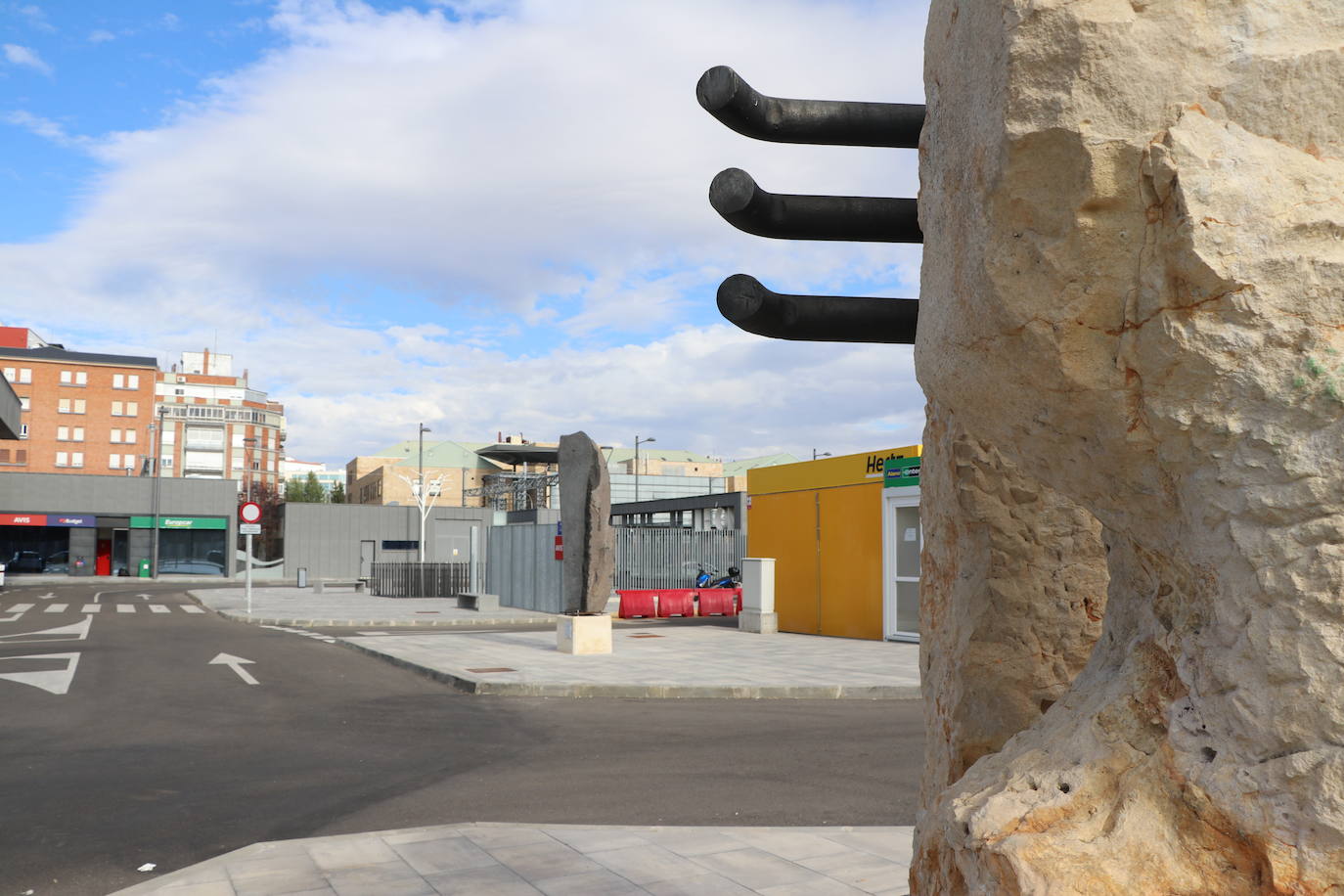 La ampliación de la estación de León se engalana con tres esculturas contemporáneas del inventario de Adif y una bomba de agua de 1863.