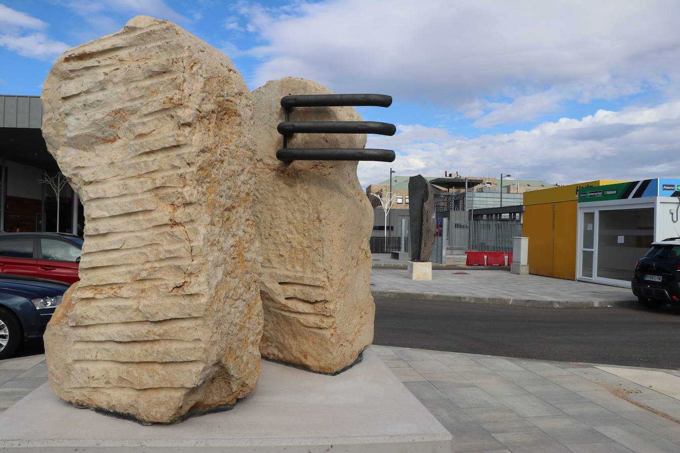 La ampliación de la estación de León se engalana con tres esculturas contemporáneas del inventario de Adif y una bomba de agua de 1863.