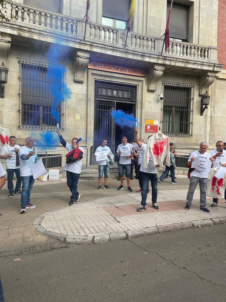 Fotos: Protesta frente a la Subdelegación por parte de los funcionarios de prisones