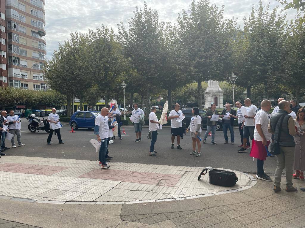 Fotos: Protesta frente a la Subdelegación por parte de los funcionarios de prisones