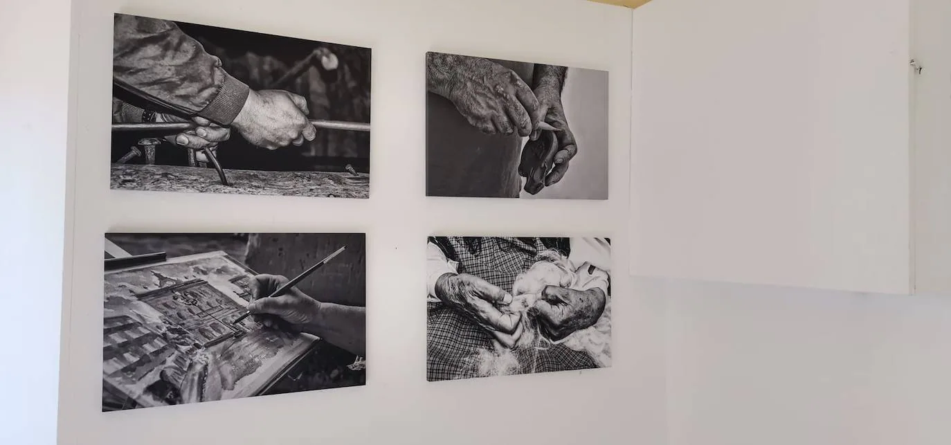 Algunos estudiantes de 3º de la ESO visitando la exposición durante una clase de Educación Plástica. 