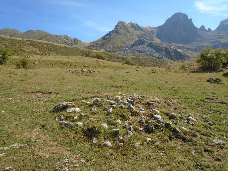 Un profesor de Irún, aficionado a los megalitos, descubre 13 manifestaciones megalíticas inéditas en las montaña de Maraña y Liegos. Se trataría de formaciones del primer milenio antes de Cristo. «Habría que excavar en la zona para conocer al detalle su riqueza», asegura. 