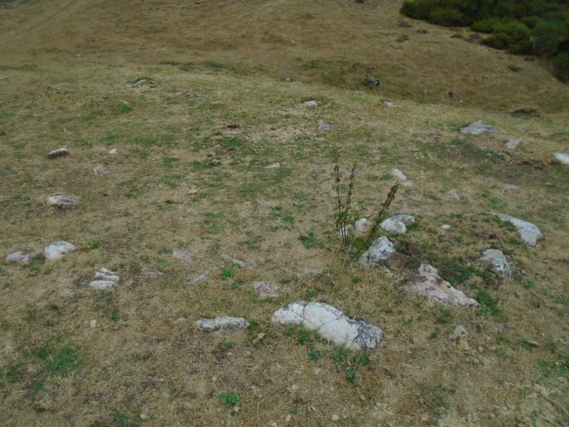 Un profesor de Irún, aficionado a los megalitos, descubre 13 manifestaciones megalíticas inéditas en las montaña de Maraña y Liegos. Se trataría de formaciones del primer milenio antes de Cristo. «Habría que excavar en la zona para conocer al detalle su riqueza», asegura. 