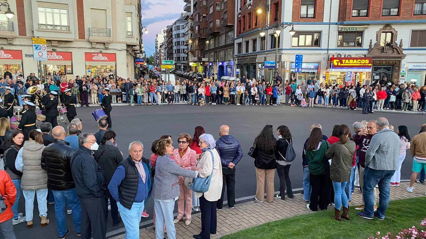 La procesión recorrió la capital bajo la atenta mirada de miles de leoneses congregados en las aceras. 