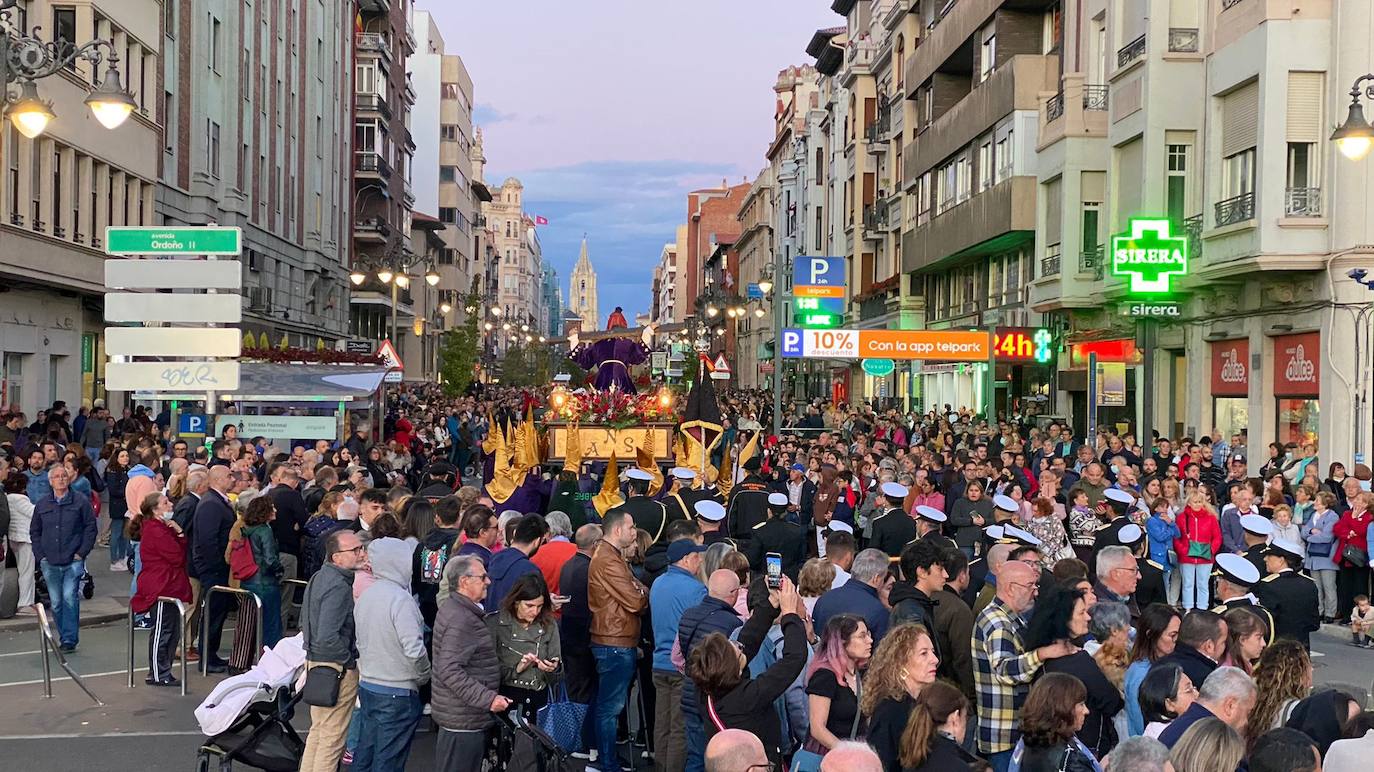 La procesión recorrió la capital bajo la atenta mirada de miles de leoneses congregados en las aceras. 