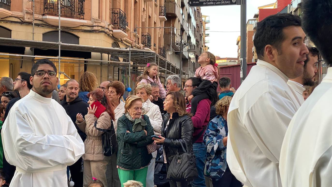 La procesión recorrió la capital bajo la atenta mirada de miles de leoneses congregados en las aceras. 