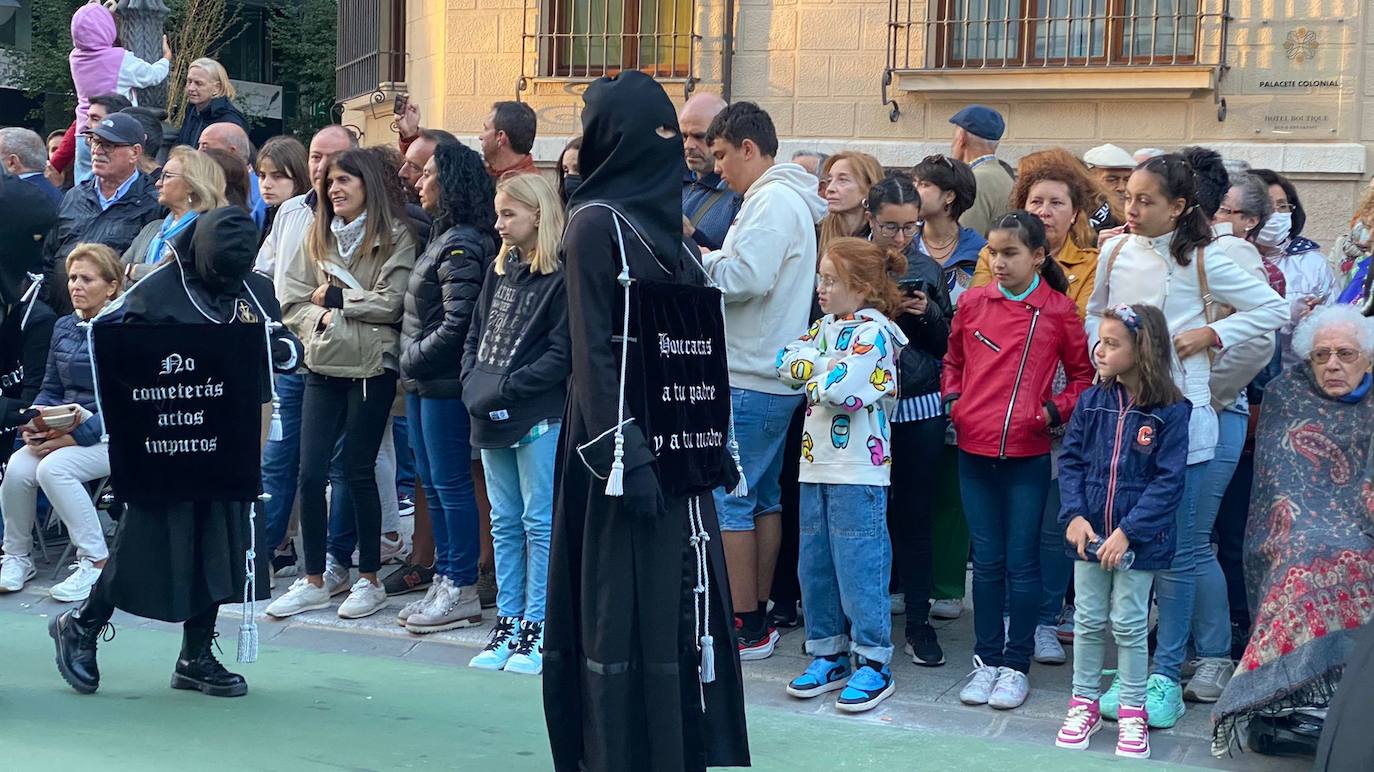 La procesión recorrió la capital bajo la atenta mirada de miles de leoneses congregados en las aceras. 