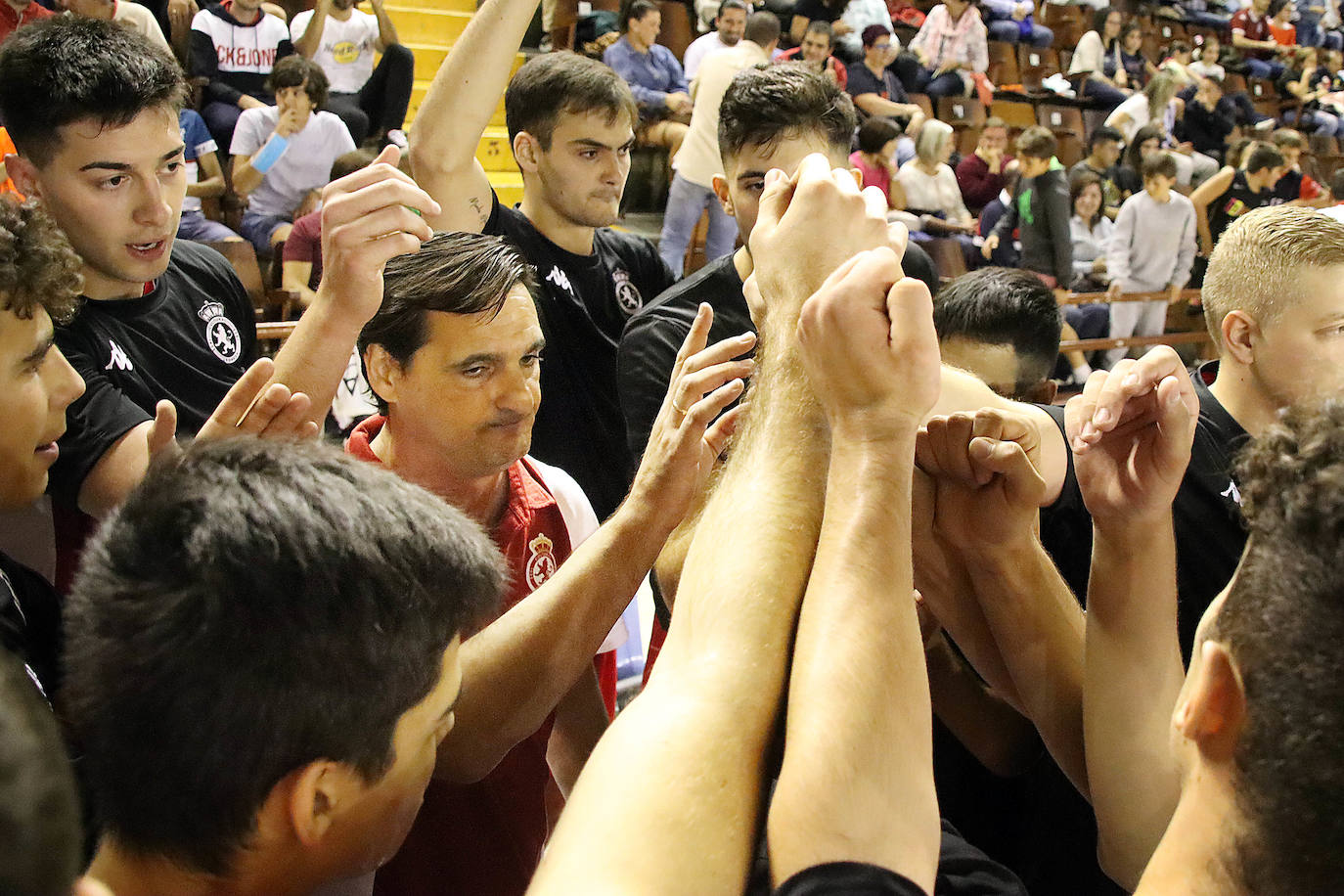 El equipo leonés disputa su primer partido en el Palacio con un gran ambiente y más de 1.000 personas en las gradas.