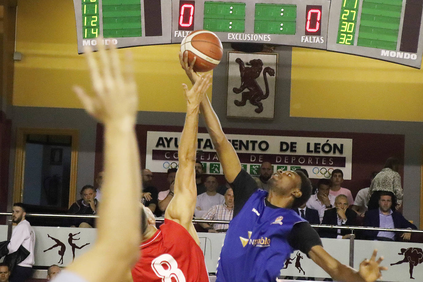El equipo leonés disputa su primer partido en el Palacio con un gran ambiente y más de 1.000 personas en las gradas.
