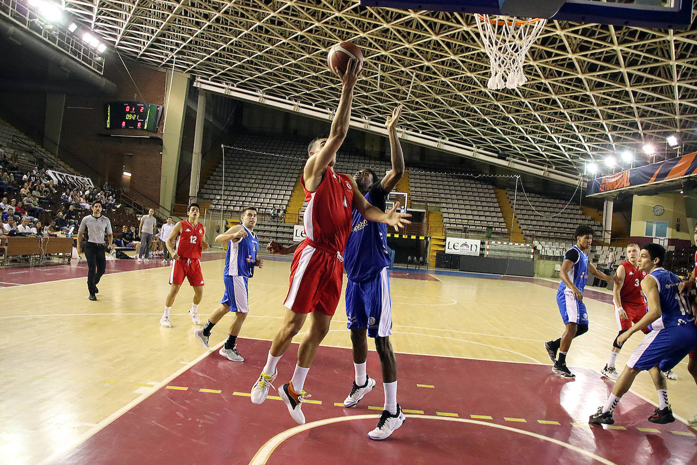 El equipo leonés disputa su primer partido en el Palacio con un gran ambiente y más de 1.000 personas en las gradas.