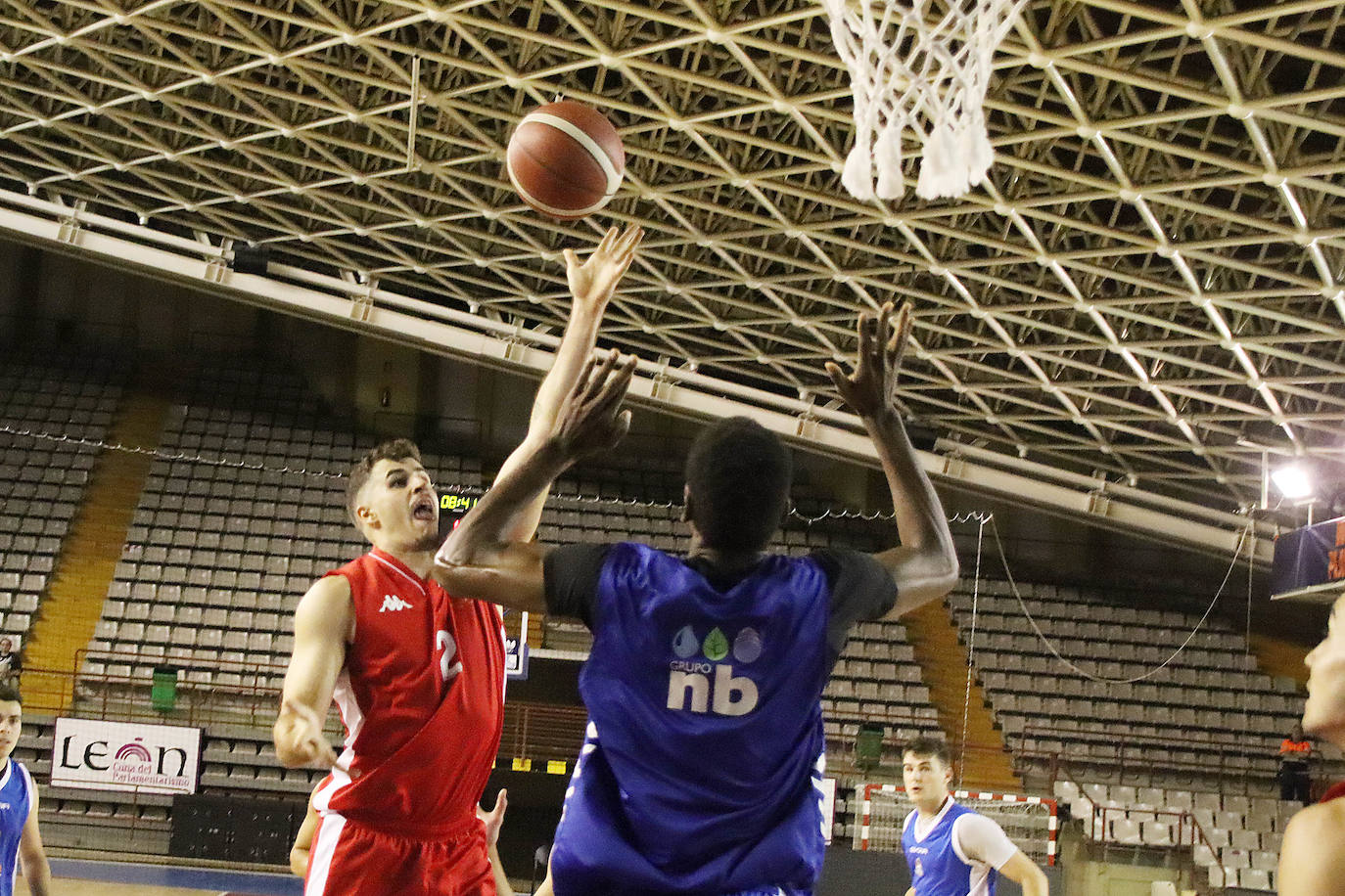 El equipo leonés disputa su primer partido en el Palacio con un gran ambiente y más de 1.000 personas en las gradas.