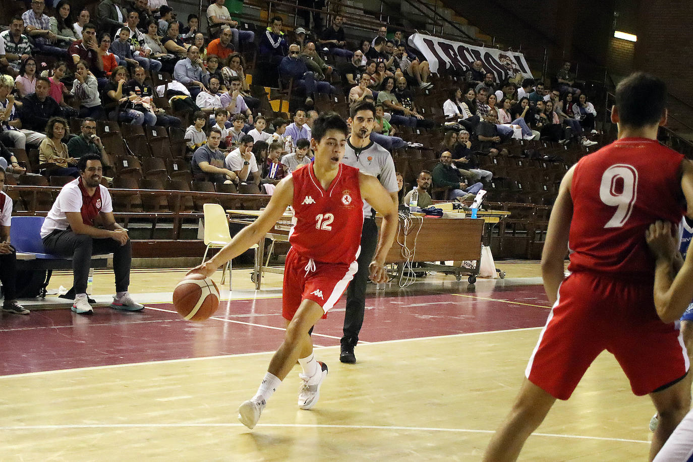 El equipo leonés disputa su primer partido en el Palacio con un gran ambiente y más de 1.000 personas en las gradas.