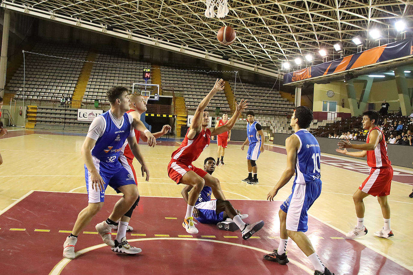 El equipo leonés disputa su primer partido en el Palacio con un gran ambiente y más de 1.000 personas en las gradas.