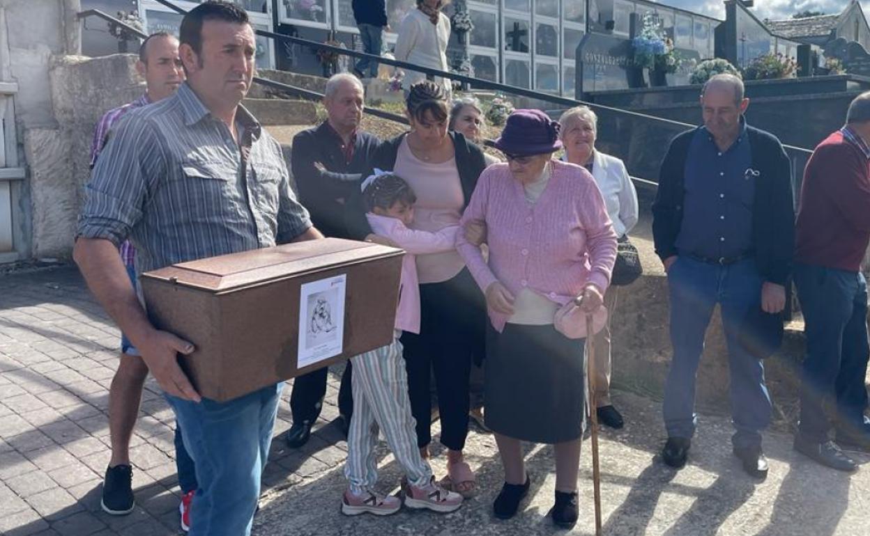 Genoveva Vega, con chaqueta rosa, pudo dar descanso a su hermano en el panteón familiar de Noceda del Bierzo.