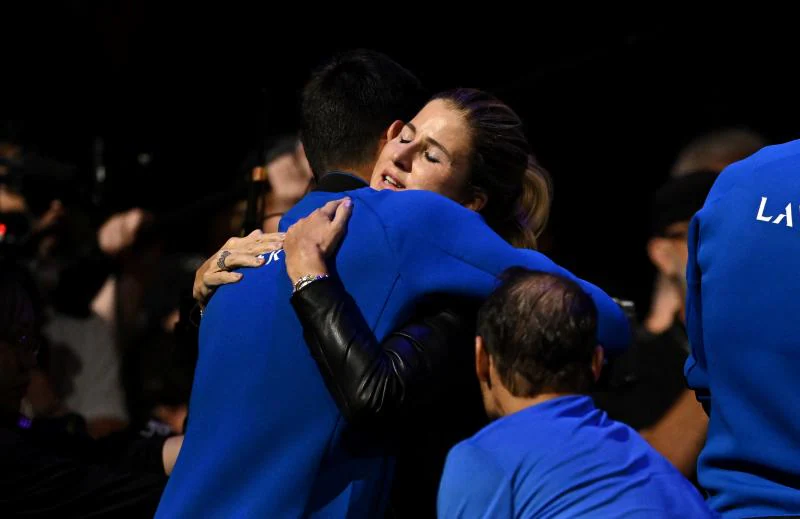 Mirka, la mujer de Federer, abraza a su marido tras el partido. 