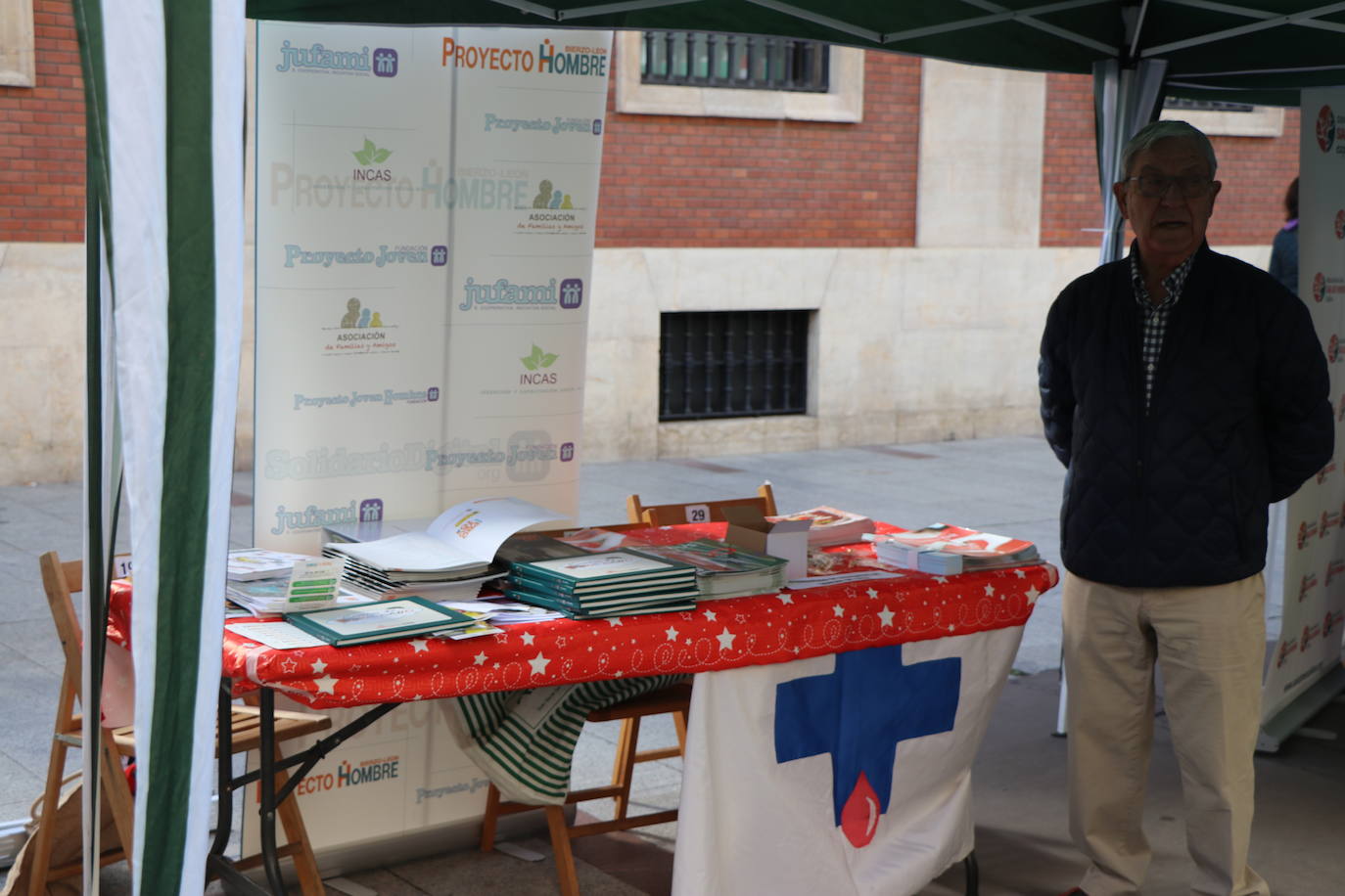 Celebración de la décima edición de la Feria del Voluntariado de León en Ordoño II.