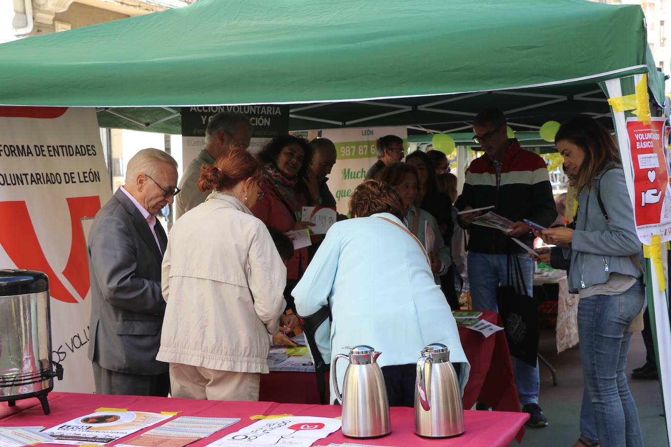 Celebración de la décima edición de la Feria del Voluntariado de León en Ordoño II.