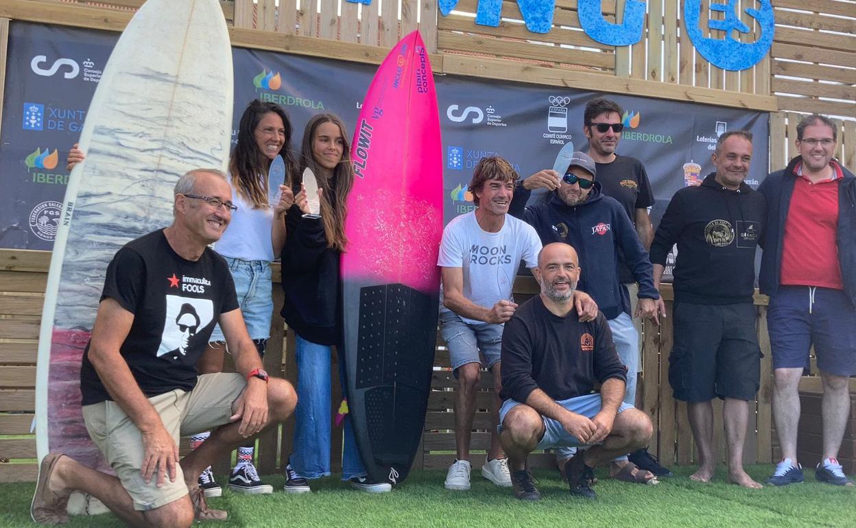 Martín-Granizo, junto a la tabla rosa, posa con su trofeo que le acredita como subcampeona nacional.