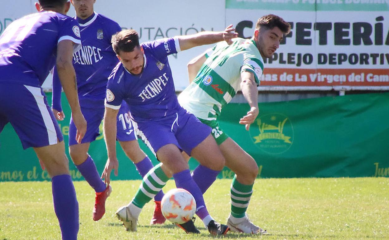 Chris Bueno, jugador de La Virgen, en un lance del partido.