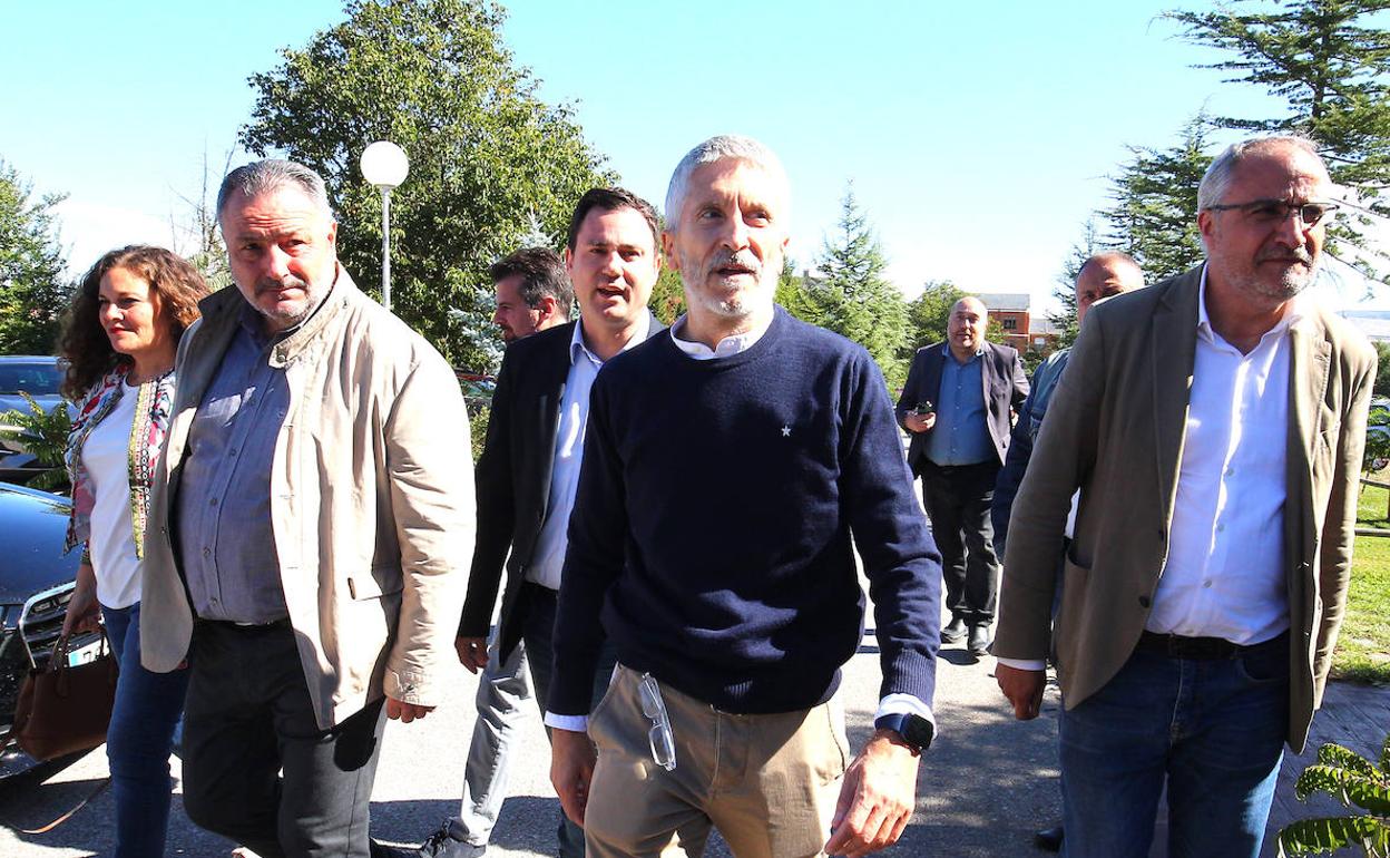 Eduardo Morán, Fernando Grande Marlaska y Olegario Ramón en el acto de la Fiesta de la Rosa. 