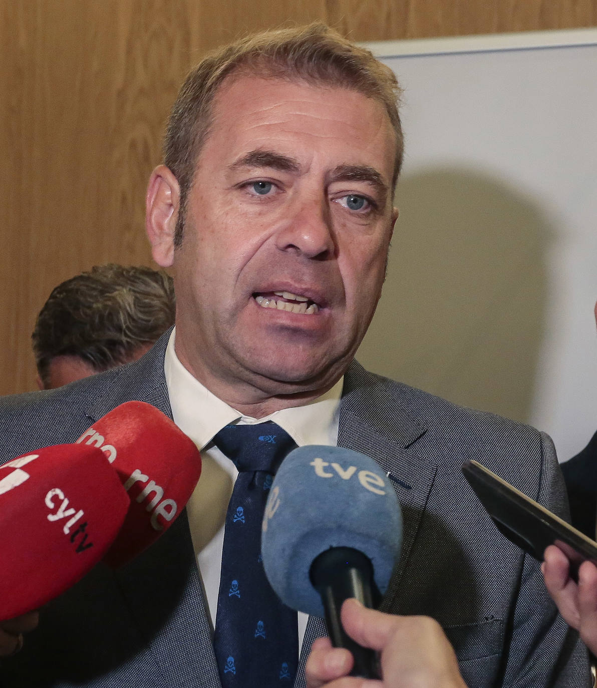 El consejero de Medio Ambiente, Vivienda y Ordenación del Territorio, Juan Carlos Suárez-Quiñones, participa en la inauguración de la jornada 'Eficiencia energética: retos y oportunidades en la rehabilitación de edificios y viviendas', organizada por la Asociación de Empresarios Leoneses de Instalaciones de Saneamiento, Fontanería, Calefacción y afines