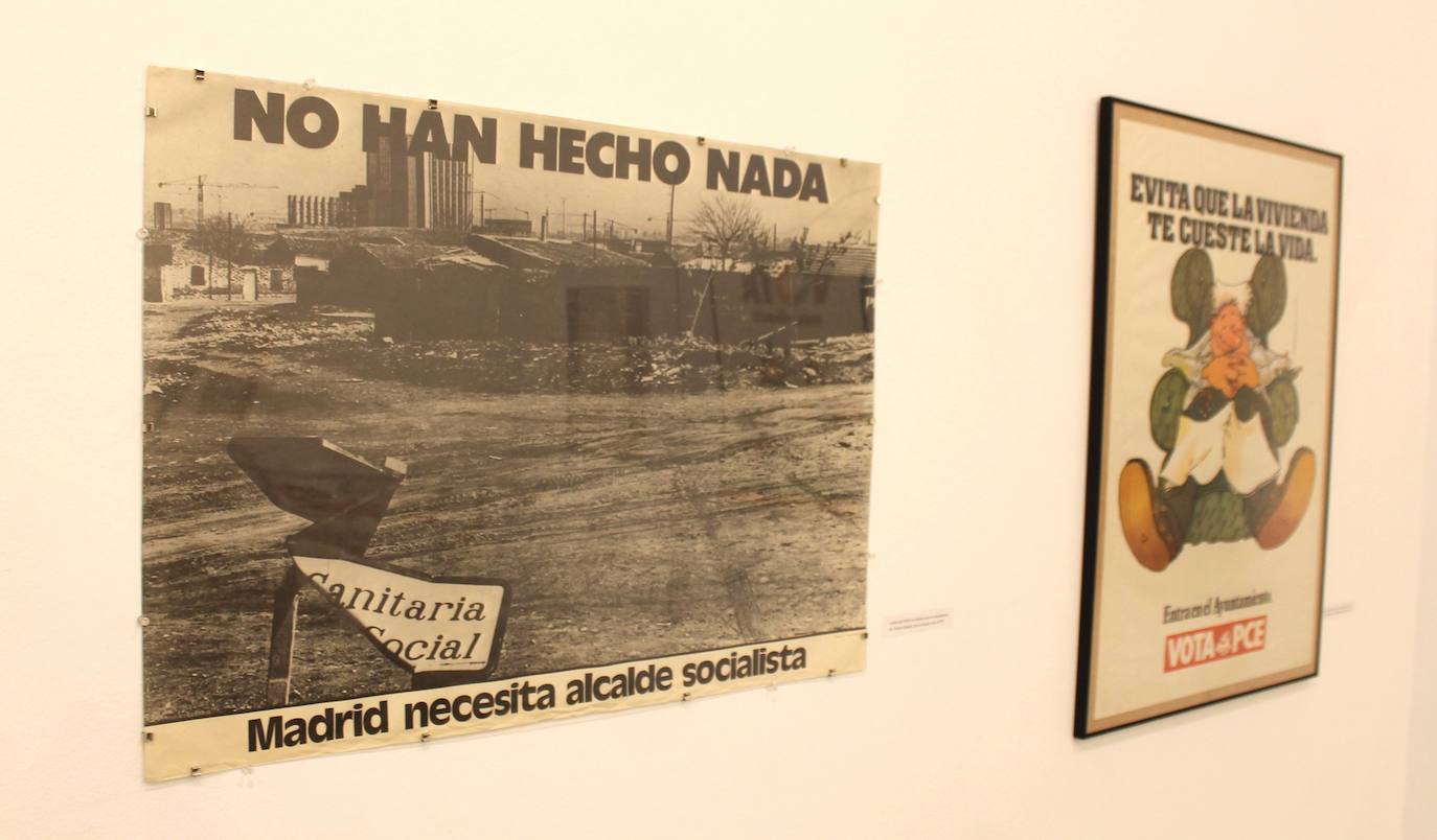 Miguel Gutiérrez psoa con algunos de los carteles que se pueden observar en la exposición.