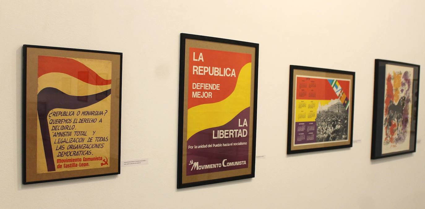 Miguel Gutiérrez psoa con algunos de los carteles que se pueden observar en la exposición.