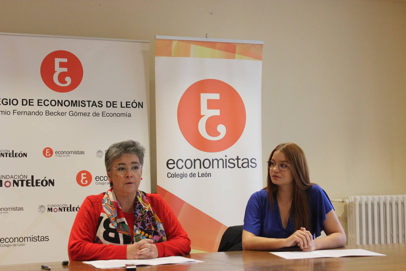 Nuria González, decana del Colegio de Economistas de León, junto a Andrea Gutiérrez, gerente de la Fundación Monteleón, durante el anuncio del fallo de la XI Edición del premio Fernando Becker. 