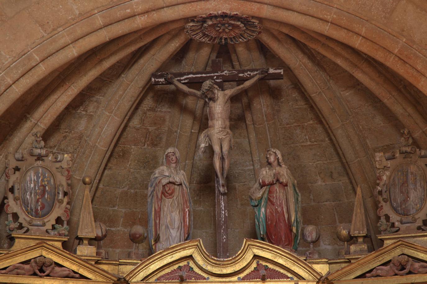 La luz del sol iluminando las escenas del retablo del Monasterio de Sandoval.