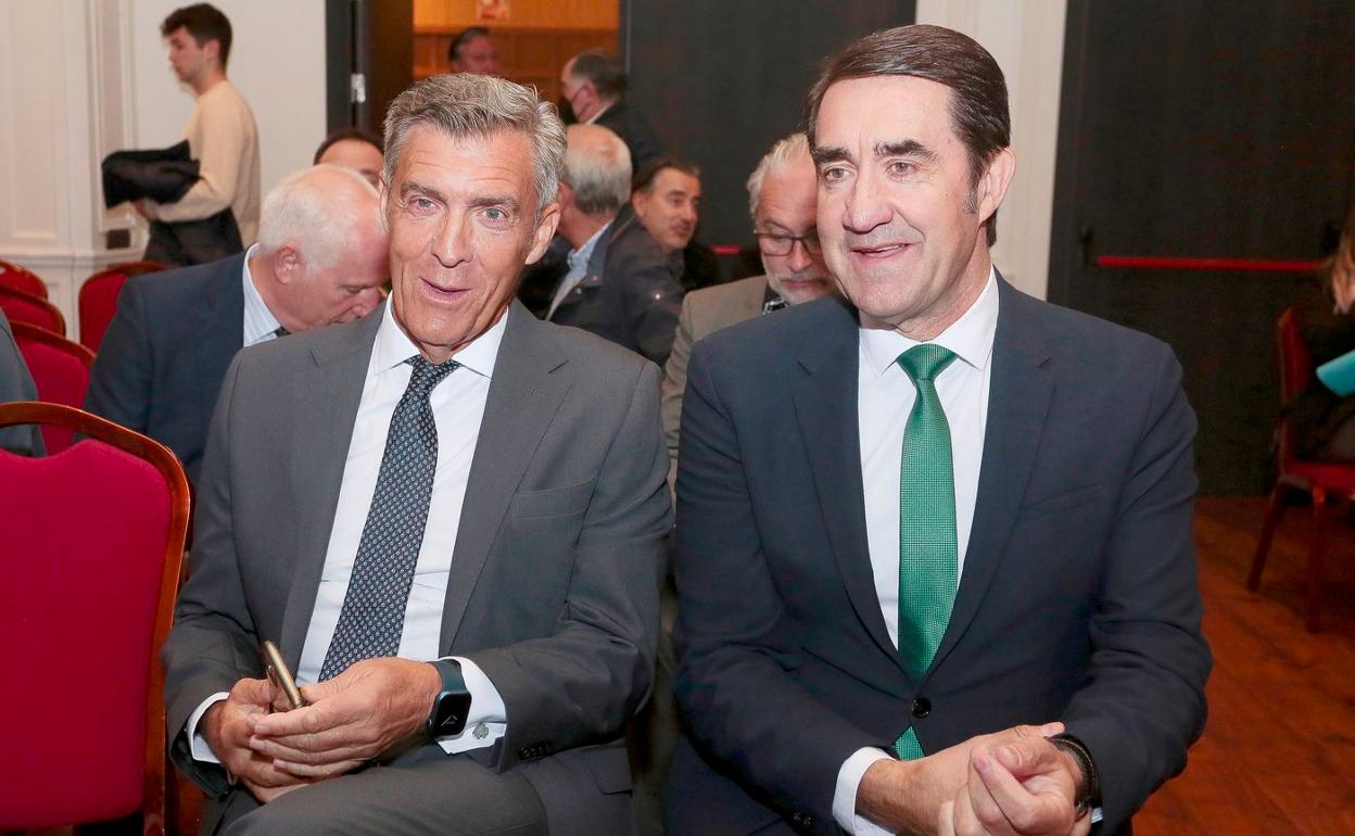 El consejero de Medio Ambiente, Vivienda y Ordenación del Territorio, Juan Carlos Suárez-Quiñones, en la jornada convocada por Apifoncal este lunes en León.