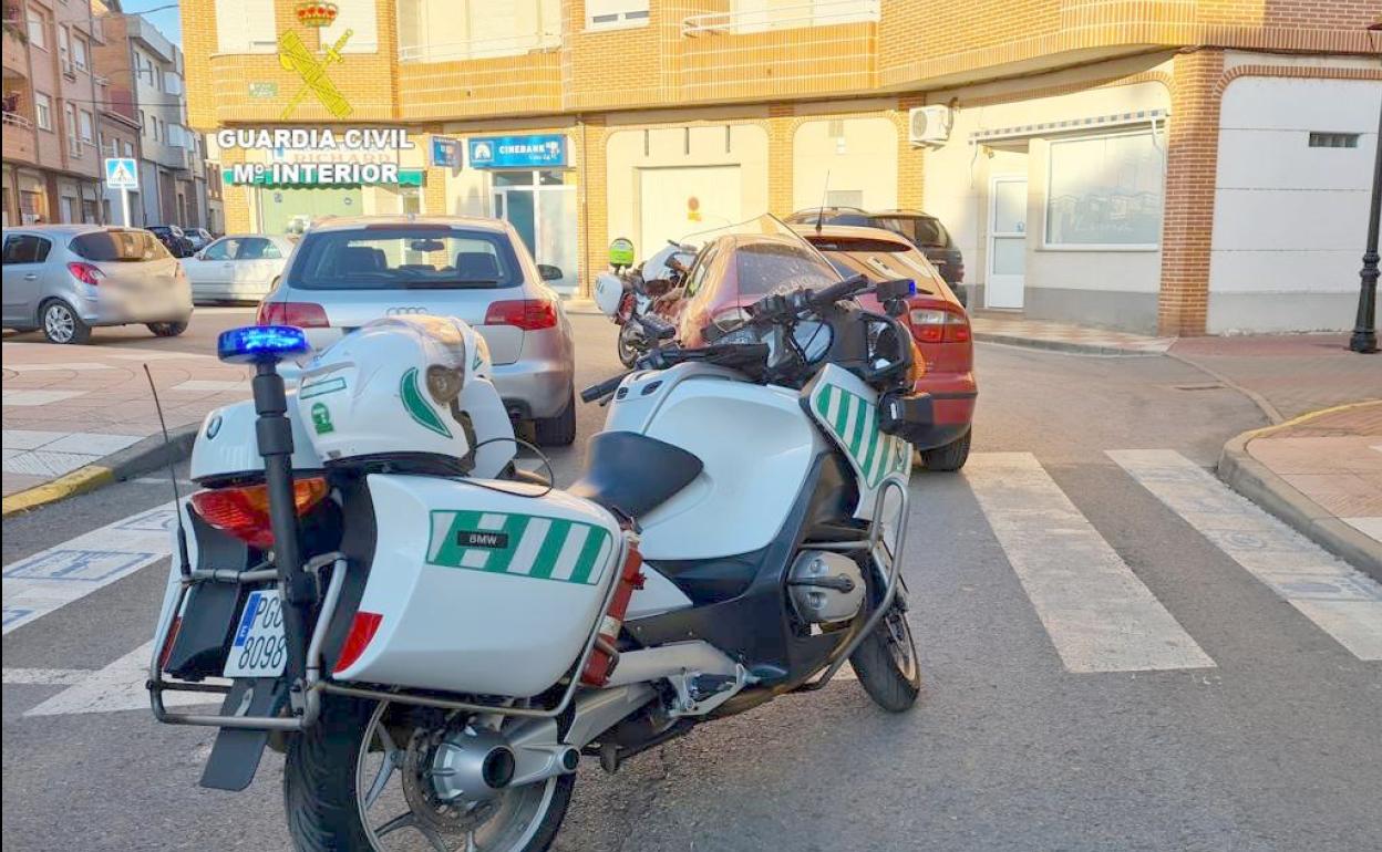 Una patrulla de motoristas de la Guardia Civil, perteneciente al Destacamento de Tráfico de Astorga, durante la detención del varón de 37 años.