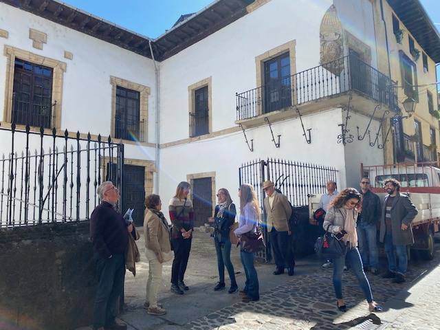 Los miembros de la comisión visitaron la calle del Agua de esta localidad, para la que se ha aprobado una inversión de un millón de euros para acometer su rehabilitación