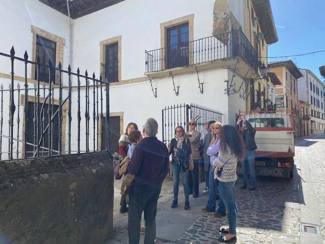 Los miembros de la comisión visitaron la calle del Agua de esta localidad, para la que se ha aprobado una inversión de un millón de euros para acometer su rehabilitación