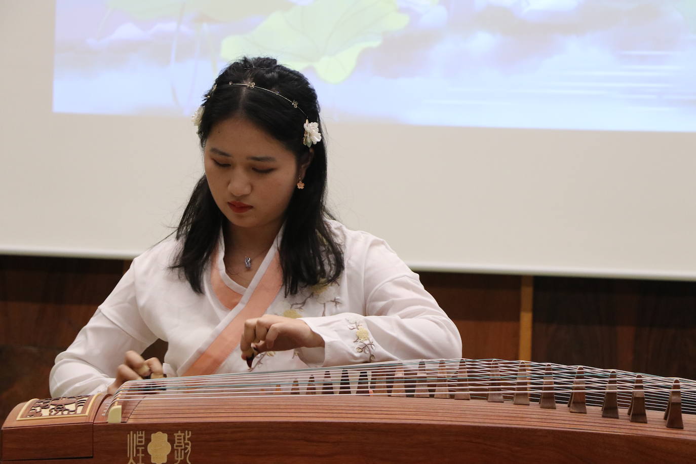 León celebra el Día Mundial de los Institutos Confucio con uan jornada de puertas abiertas en su centro | Los curiosos han podido acercarse a la cultura oriental con talleres de caligrafía, artes marciales o música y gastronomía tradicional. 