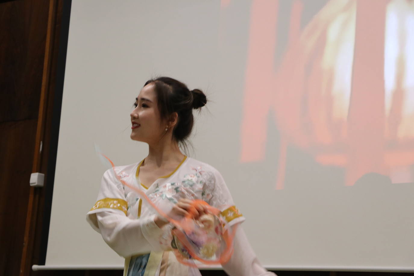 León celebra el Día Mundial de los Institutos Confucio con uan jornada de puertas abiertas en su centro | Los curiosos han podido acercarse a la cultura oriental con talleres de caligrafía, artes marciales o música y gastronomía tradicional. 