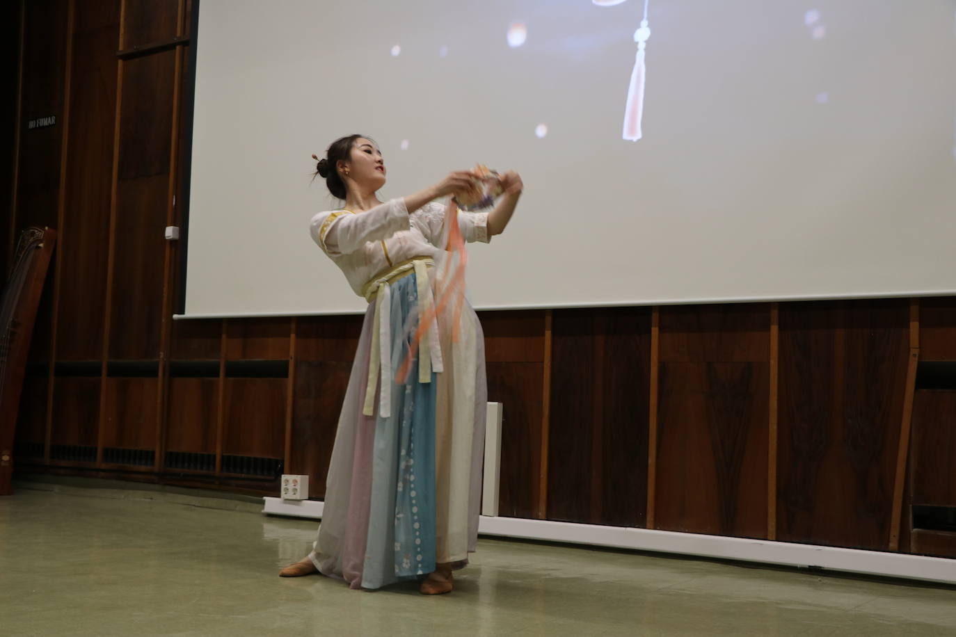 León celebra el Día Mundial de los Institutos Confucio con uan jornada de puertas abiertas en su centro | Los curiosos han podido acercarse a la cultura oriental con talleres de caligrafía, artes marciales o música y gastronomía tradicional. 