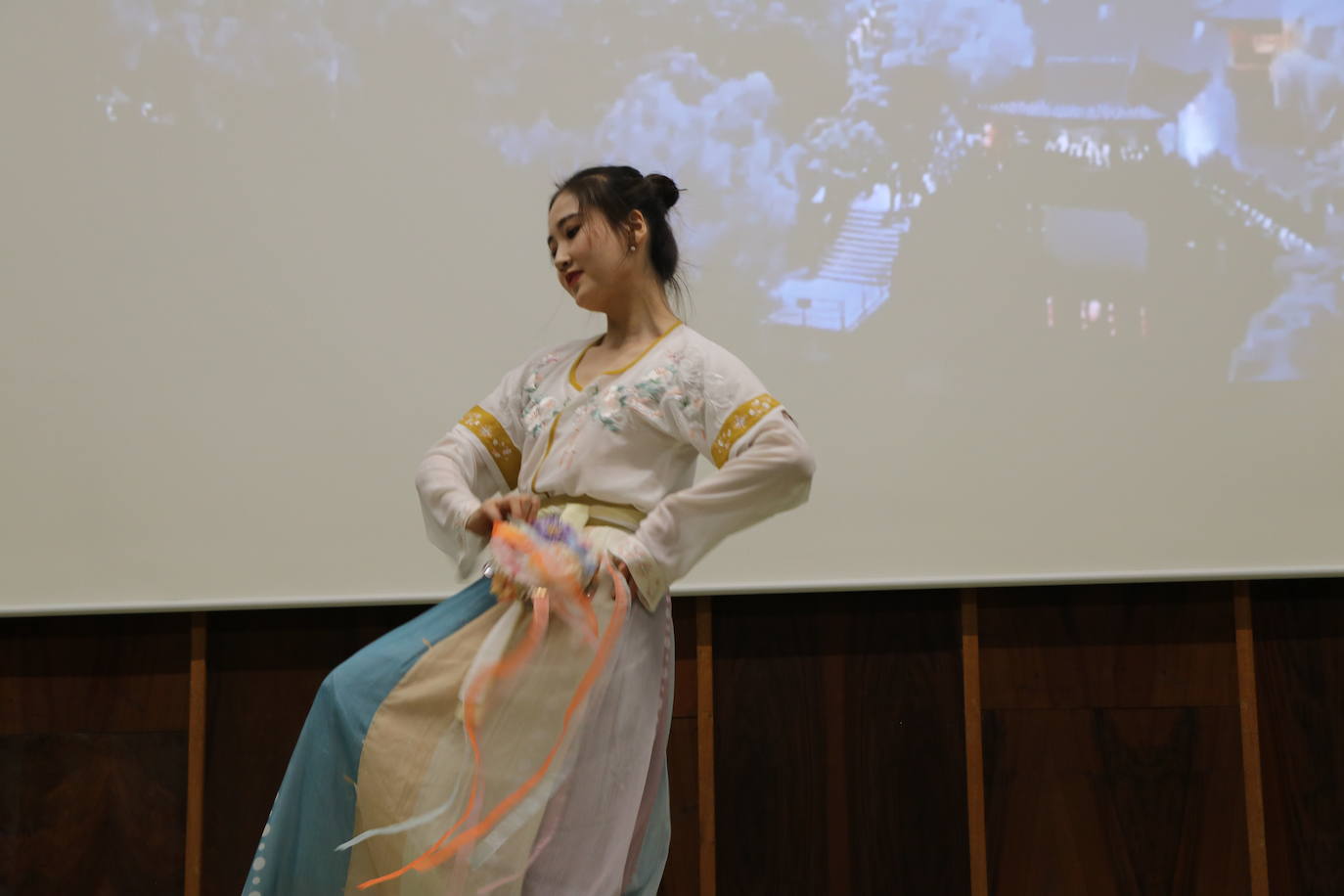 León celebra el Día Mundial de los Institutos Confucio con uan jornada de puertas abiertas en su centro | Los curiosos han podido acercarse a la cultura oriental con talleres de caligrafía, artes marciales o música y gastronomía tradicional. 