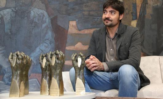 El coordinador del ILC, Emilio Gancedo, junto a los premios Concejo.