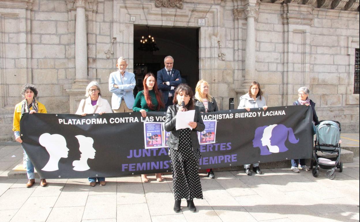 Imagen de la concentración en la Plaza del Ayuntamiento de Ponferrada.