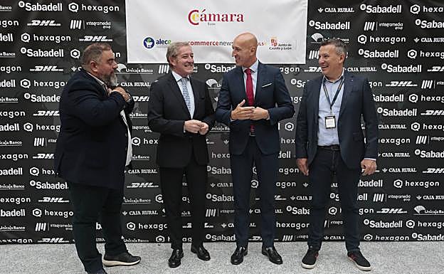 El presidente de la Cámara de Comercio de León, Javier Vega (2I); el presidente de la Asociación Leonesa de Comercio Electrónico, Javier Lastra (D), el alcalde de León, José Antonio Diez (2D), y el director de Ecommerce News Group, Samuel Rodríguez (I), inauguran la jornada Ecommerce Tour.