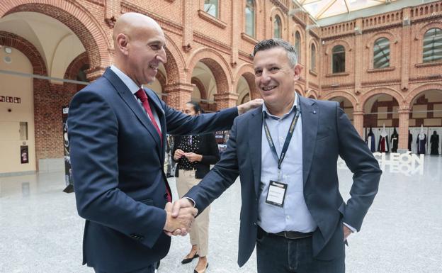 Galería. El alcalde de León saluda a uno de los ponentes del Ecommerce Tour 2022.