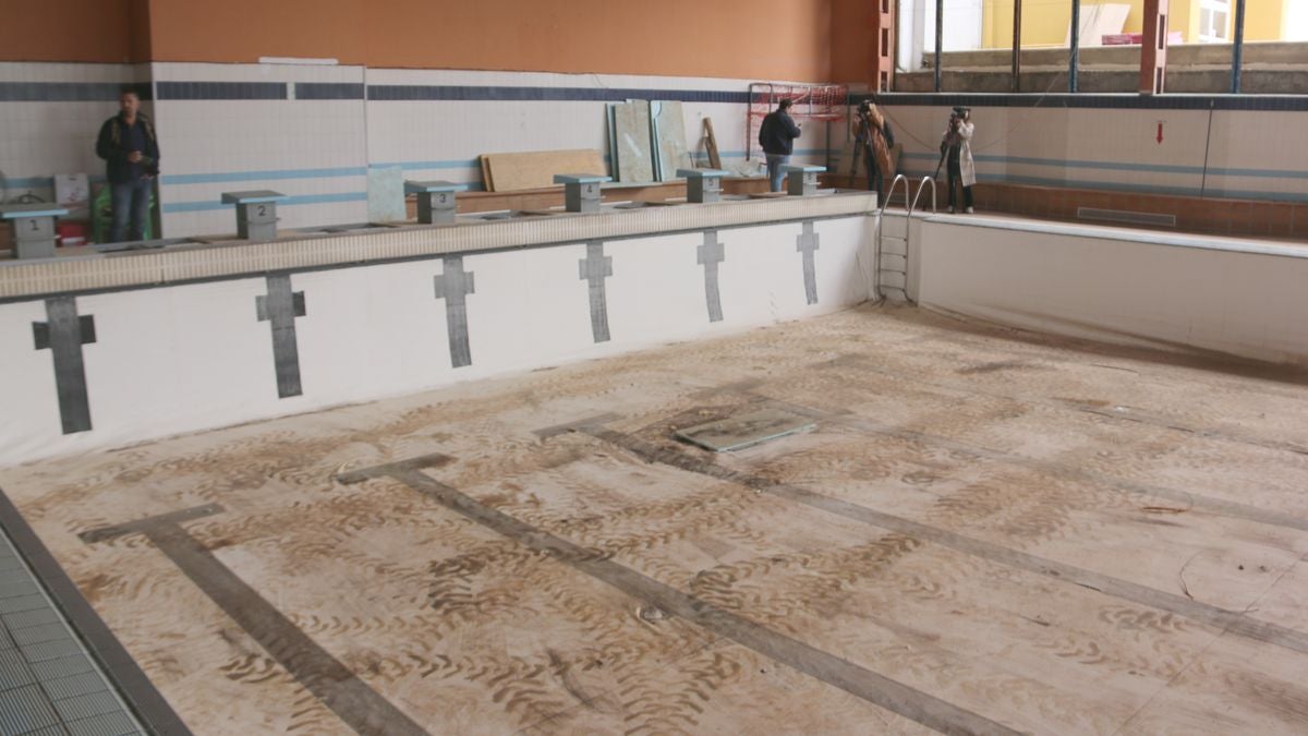 El alcalde de León, José Antonio Diez y el concejal de Deportes, Vicente Canuria, visitan las obras del Estadio Hispánico de la ciudad