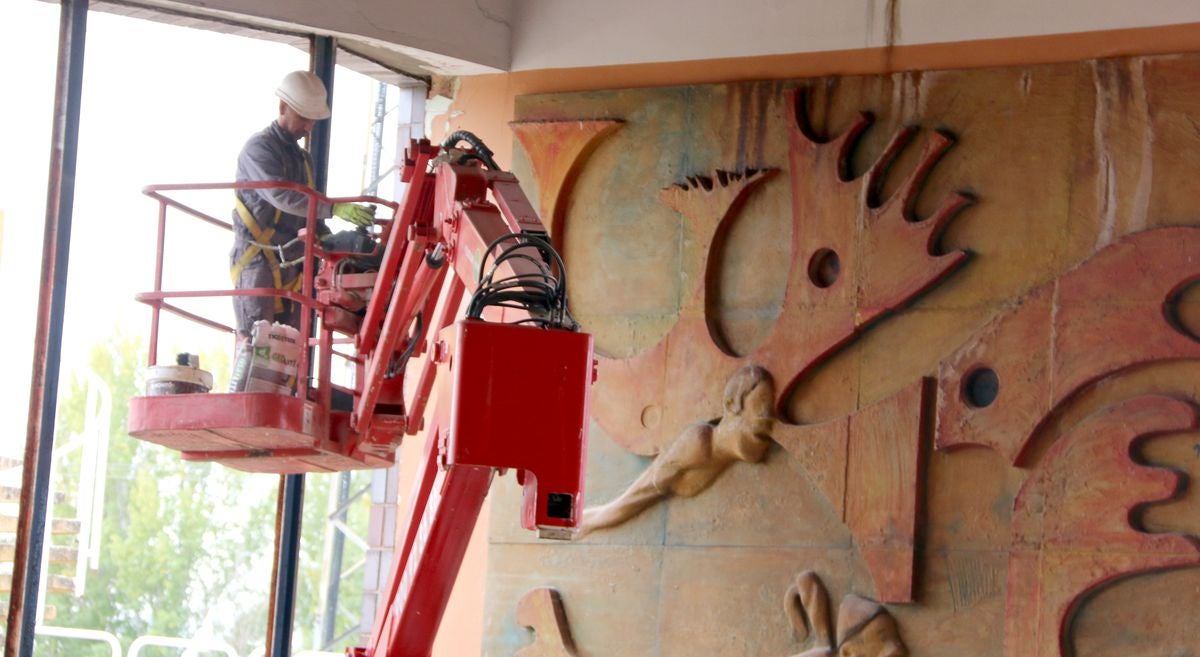El alcalde de León, José Antonio Diez y el concejal de Deportes, Vicente Canuria, visitan las obras del Estadio Hispánico de la ciudad