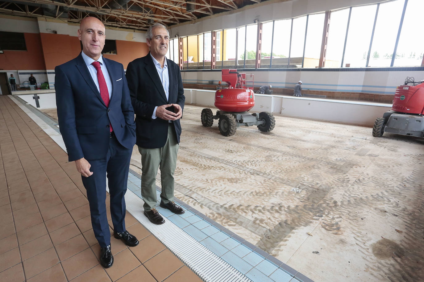El alcalde de León, José Antonio Diez y el concejal de Deportes, Vicente Canuria, visitan las obras del Estadio Hispánico de la ciudad