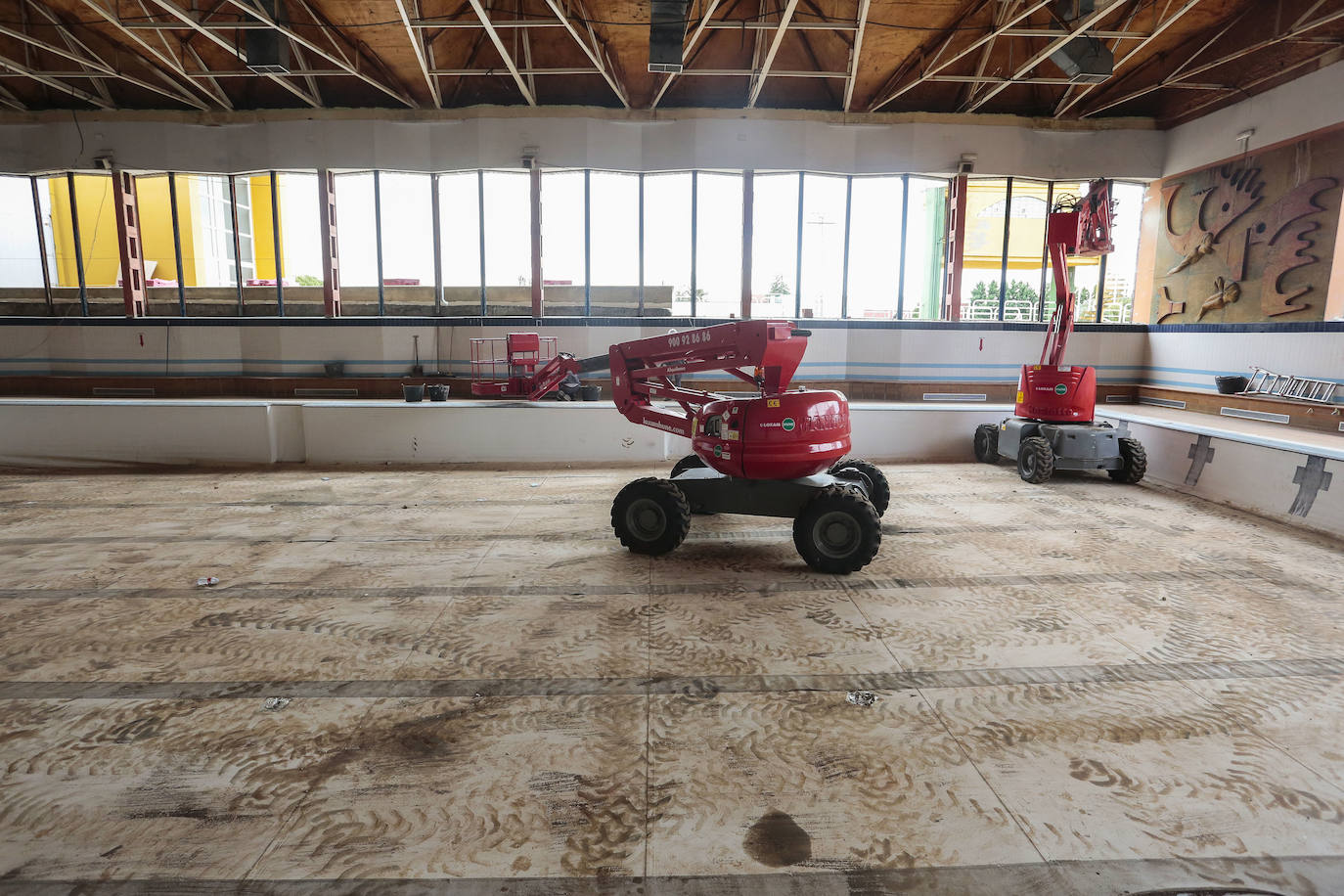 El alcalde de León, José Antonio Diez y el concejal de Deportes, Vicente Canuria, visitan las obras del Estadio Hispánico de la ciudad