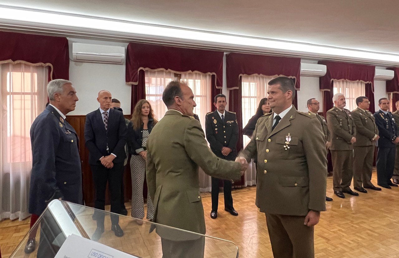 Dos medallas al mérito militar y entrega de diplomas en el aniversario de Defensa en León | La Subdelegación de Defensa en León, que comenzaba a funcionar el 25 de septiembre de 1995, realiza un acto de celebración con el objetivo de seguir trabajando con «compromiso e integridad». 