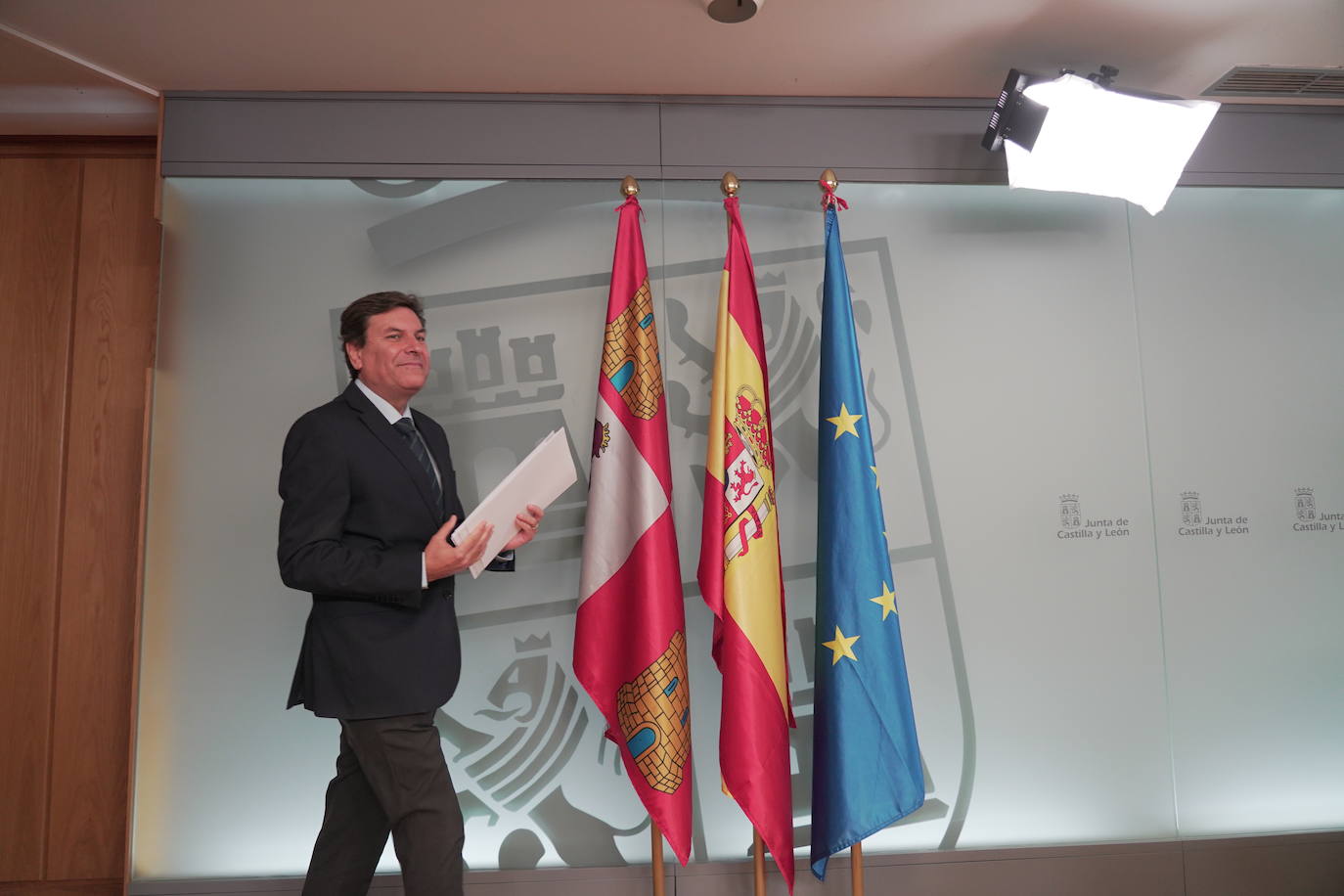 El consejero de Economía y Hacienda y portavoz, Carlos Fernández Carriedo, comparece en rueda de prensa posterior al Consejo de Gobierno.