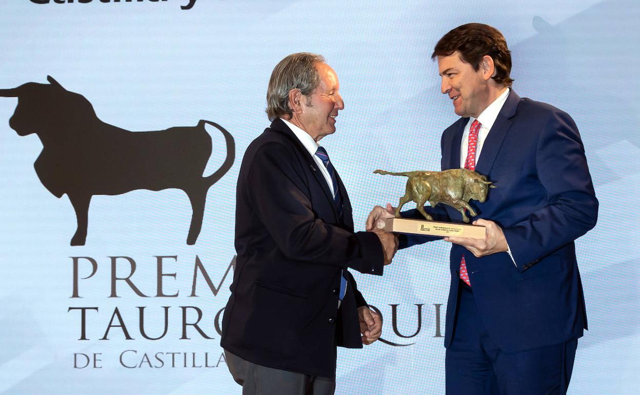 El presidente de la Junta de Castilla y León, Alfonso Fernández Mañueco, entrega el Premio Tauromaquia 2021 de Castilla y León al Bolsín Taurino Mirobrigense.