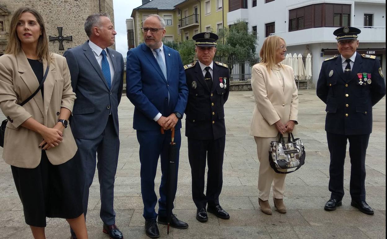 El alcalde y el Intendente Jefe (C), en los actos de la festividad de San Miguel Arcángel patrón de la Policía Local.